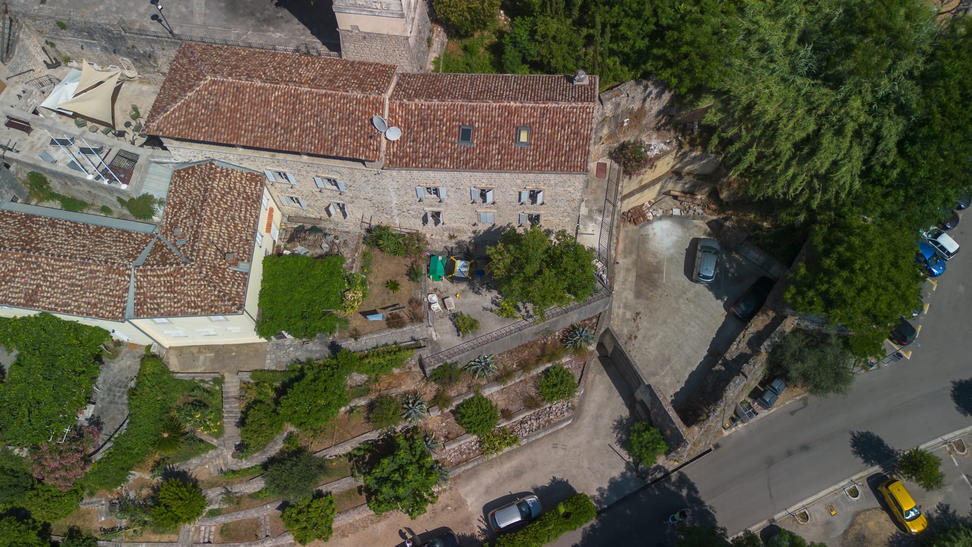 Private parking for Anchora guests — photo 2